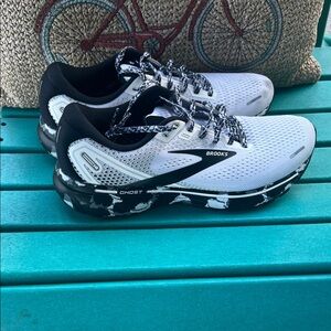 Brooks Ghost Womens’s sz 12 Running Shoes - White & Black